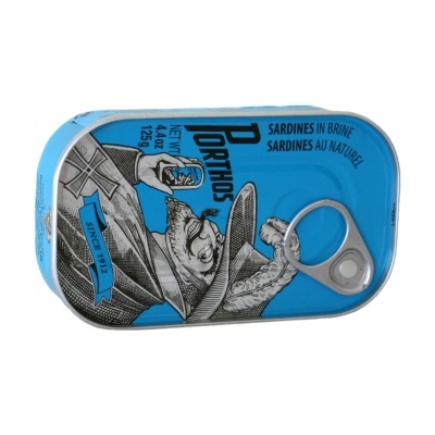 Lata azul de sardinhas em salmoura da marca Porthos com ilustração e texto em inglês e francês