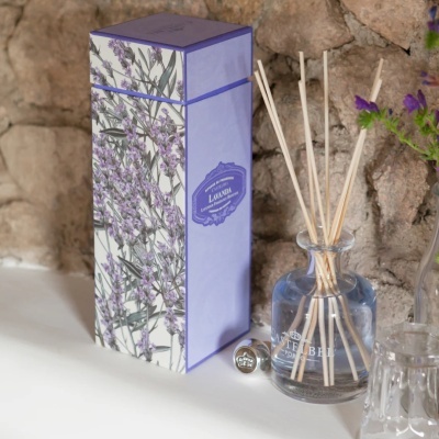 Difusor de fragrância Lavanda Castelbelli com embalagem roxa e garrafa de vidro com varetas.