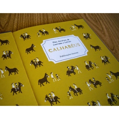 Capa de livro amarelo com ilustrações de crianças e burros e texto central.