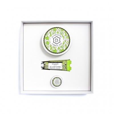 Conjunto de produtos de cuidado corporal com embalagens brancas e verdes com desenhos florais