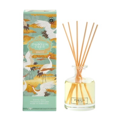 Difusor de fragrância PORTUS CALE com varetas em frasco de vidro e embalagem ilustrada com garças e elementos dourados.