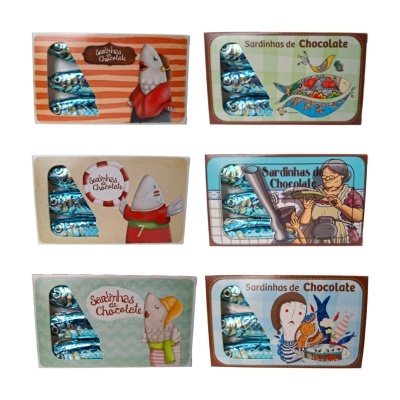 Caixas coloridas de Sardinhas de Chocolate com ilustrações variadas e sardinhas em papel azul metalizado