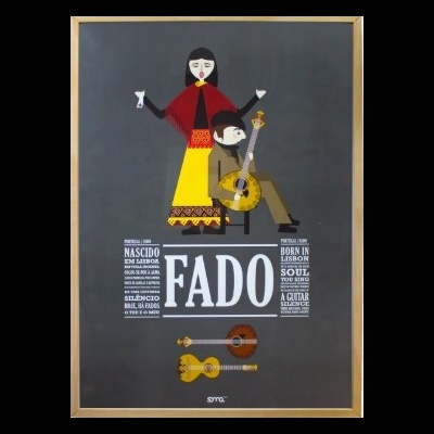 Poster de arte com uma mulher a cantar e um homem a tocar guitarra portuguesa, com o texto FADO em destaque.