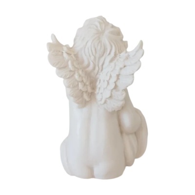 Estatueta branca de anjo vista de trás com asas e cabelo ondulado