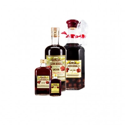 Garrafas de licor Ginja Sem Rival com rótulos amarelos e cerejas