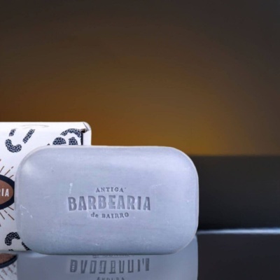 Sabonete cinzento da Antiga Barbearia de Bairro em superfície refletora
