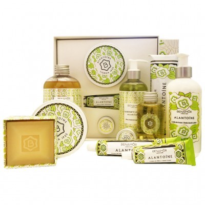 Conjunto de produtos Benamôr Alantoíne em embalagens brancas, verdes e amarelas com padrões florais.