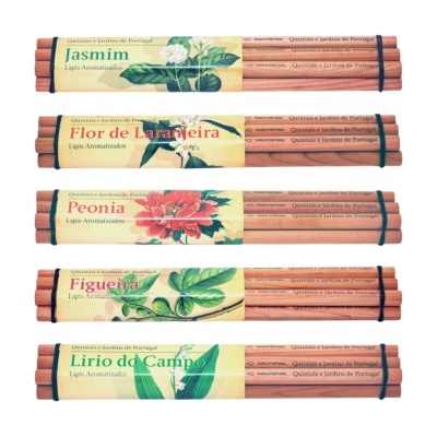 Pacotes de lápis aromatizados Quintais e Jardins de Portugal com ilustrações florais coloridas.