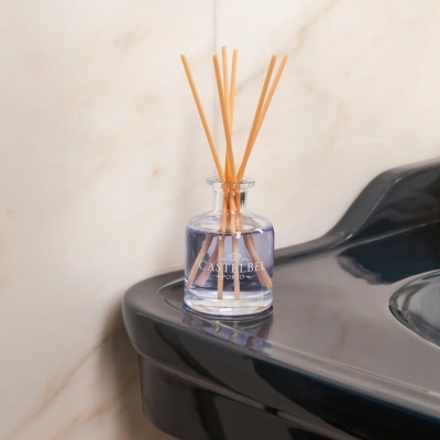 Difusor de fragrância CASTELBEL PORTO em vidro transparente com líquido lilás e pauzinhos de madeira