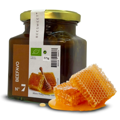 Frasco de mel com rótulo e pedaços de favo de mel