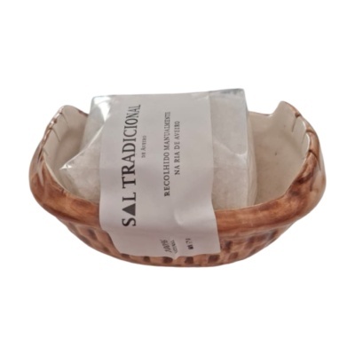 Sal tradicional de Aveiro com embalagem e recipiente cerâmico castanho.