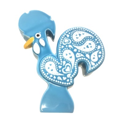 Figura decorativa em forma de galo azul com padrões brancos