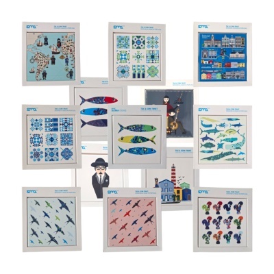 Suportes para tachos decorados com azulejos e cortiça com vários padrões coloridos e texto em molduras brancas.