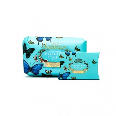 Dois sabonetes embalados em papel azul com borboletas e texto dourado PORTO CALÉ