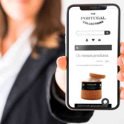 Telemóvel mostrando site THE PORTUGAL COLLECTIONS com frasco de Flor de Sal