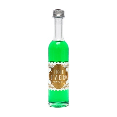 Garrafa de licor verde com rótulo Licor DAveiro Portugal