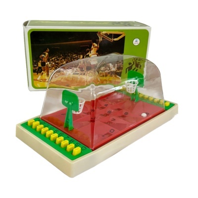 Jogo de basquetebol de mesa com mini cestos verdes e botões amarelos numerados