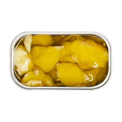 Lata metálica com pedaços amarelos em líquido