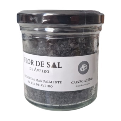Pote de vidro com flor de sal preta de carvão ativo com rótulo branco