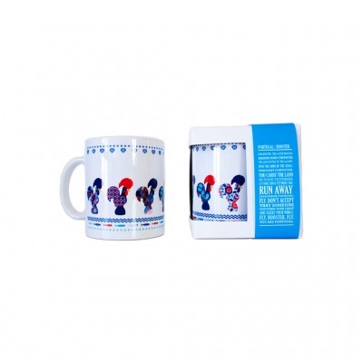 Caneca branca com padrão colorido de galo e caixa com texto em fundo branco