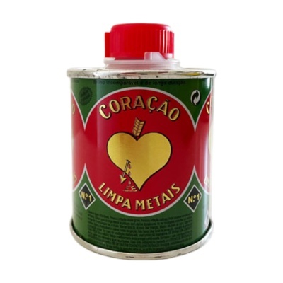 Frasco metálico com tampa vermelha e rótulo verde e vermelho com coração amarelo e texto Coração Limpa Metais.
