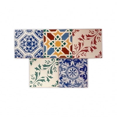 Cinco azulejos quadrados decorativos com padrões coloridos variados