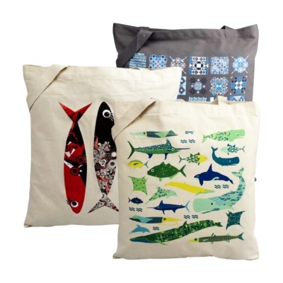 Três sacos de tecido com desenhos de peixes e padrões geométricos