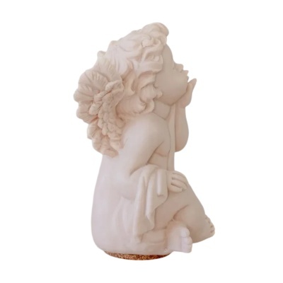 Estátua de anjo branco sentado com asas e base de cortiça.