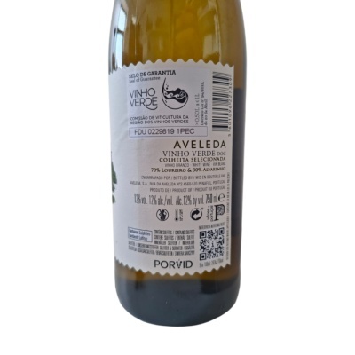 Garrafas de vinho branco Vinho Verde Aveleda com rótulo branco e texto informativo