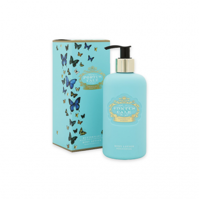 Loção corporal azul celeste com bomba preta ao lado de caixa decorada com borboletas