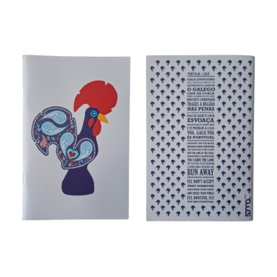 Duas capas de cadernos brancas com ilustração e texto de galo colorido e padrão azul.
