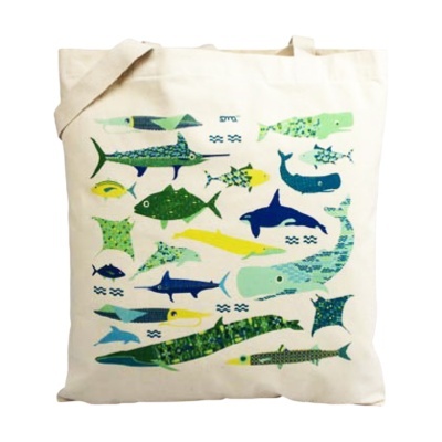 Saco de pano bege com desenhos de peixes coloridos