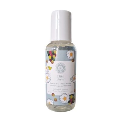 Frasco transparente com gel ou shampoo com rótulo floral e texto em inglês e português