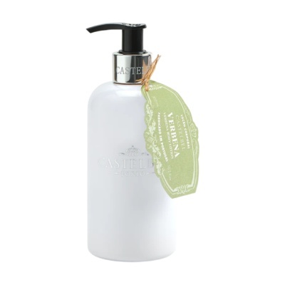 Frasco branco de loção corporal com dispositivo dosador e etiqueta verde pendurada.