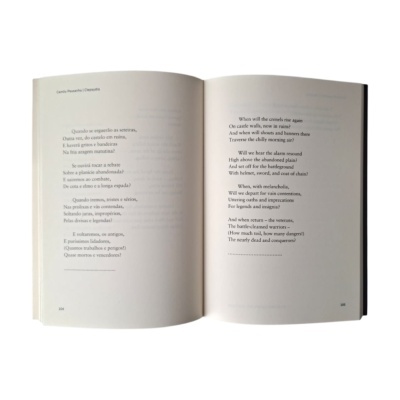 Livro aberto com poema bilíngue em português e inglês