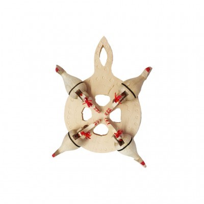 Objeto cerâmico artesanal com cinco galinhas em círculo, detalhes vermelhos e pretos