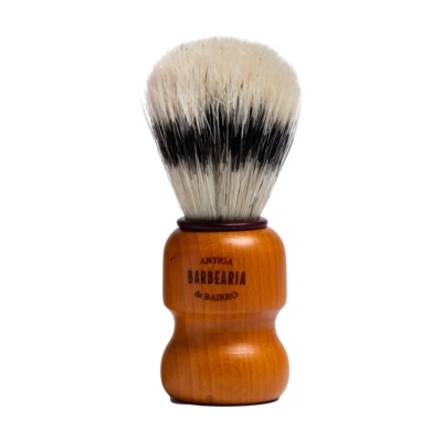 Pincel de barbear com cabo em madeira castanha clara e cerdas em tons creme e negro