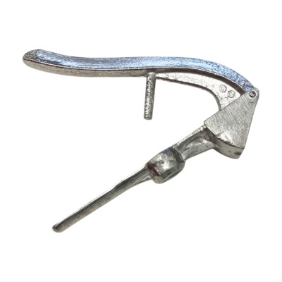 Alicate pequeno de metal prateado com alça curvada e parte móvel articulada