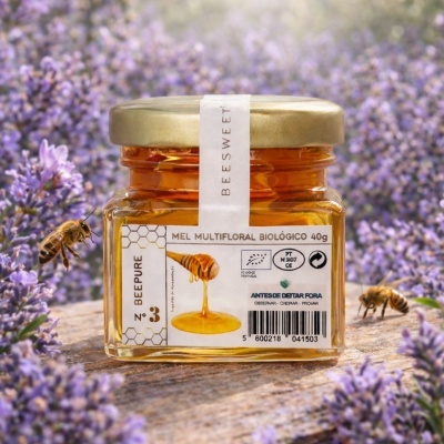 Frasco de mel multifloral biológico sobre madeira com flores roxas e abelhas ao redor