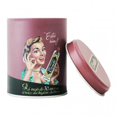 Lata de metal rosa com ilustração retro e texto em português