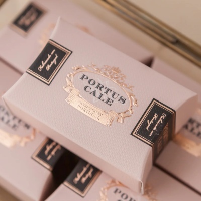 Embalagem de sabonete Portus Cale rosa claro com detalhes dourados e etiquetas pretas.