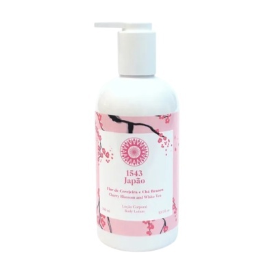 Frasco branco com doseador e rótulo rosa de loção corporal 1543 Japão com flores de cerejeira.