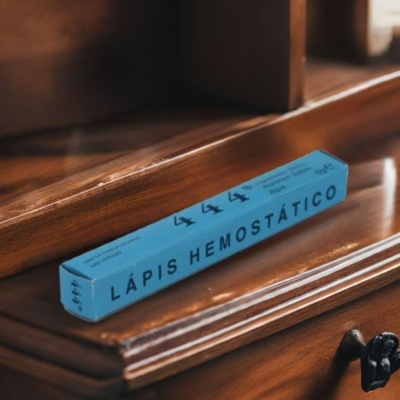 Caixa azul de lápis hemostático sobre superfície de madeira polida