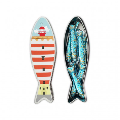 Caixa metálica em forma de peixe com tampa decorada e peixes dentro.