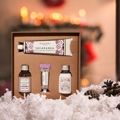 Conjunto de cosméticos Benamôr Jacarandá com creme, gel e leite corporal em embalagem de cartão castanha.