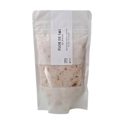 Embalagem de plástico transparente com sal grosso e rótulo branco vertical de flor de sal de Aveiro