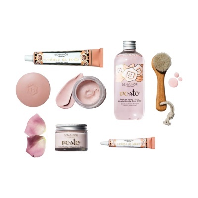 Conjunto de cosméticos de rosto e acessórios BENAMÔR em tons rosa com detalhes florais