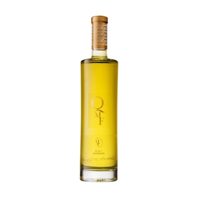 Garrafa de vidro com líquido amarelo dourado e rótulo QMF