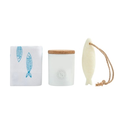 Conjunto com saco de tecido, frasco branco com tampa de cortiça e sabonete em forma de peixe