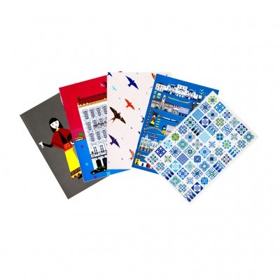 Cinco postais ilustrados com design variado, em leque sobre fundo branco